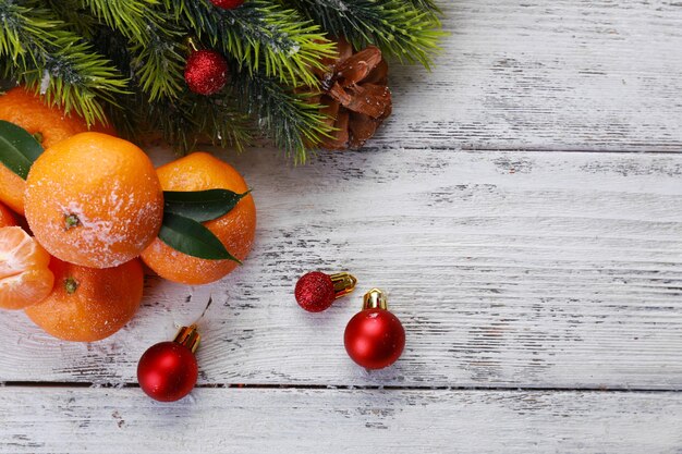 Foto weihnachtskomposition mit mandarinen auf holzuntergrund