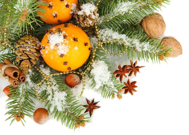 Weihnachtskomposition mit Orangen und Tanne, isoliert auf weiß