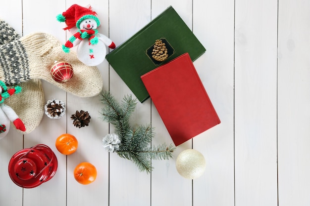 Weihnachtskomposition mit Schneemännern und Dekorationen auf einem weißen Tisch