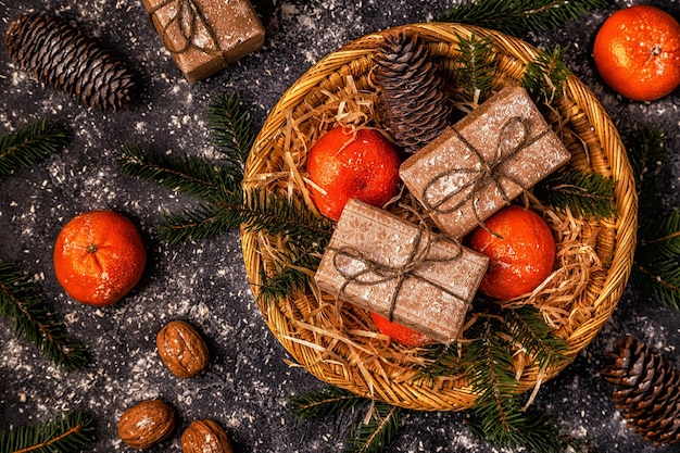 Weihnachtskomposition mit Tangerinen-Geschenkboxkegeln