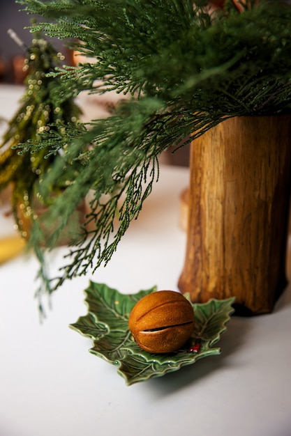 Weihnachtskomposition mit Tannenbaum-Mandarinen-Zimt