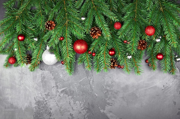 Weihnachtskomposition mit Tannenzweigen und festlichen Dekorationen