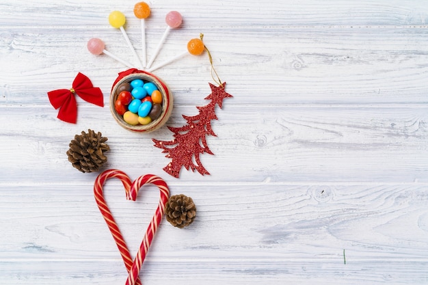 Weihnachtskomposition mit Zuckerstangen auf weißem Holzbrettkopierraum