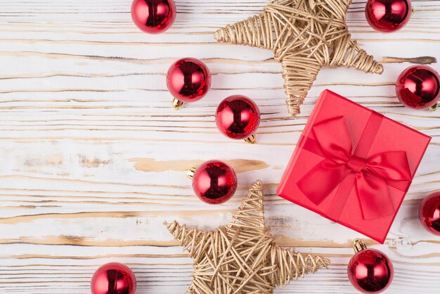 Weihnachtskomposition. Oben über dem Overhead Nahaufnahmefoto von schön mit Schleifenband umwickelter Tasche und viel Spielzeug liegen auf Holzschreibtisch