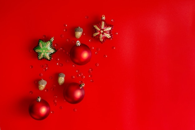 Weihnachtskomposition: Rot-, Gold- und Gründekorationen auf Rot