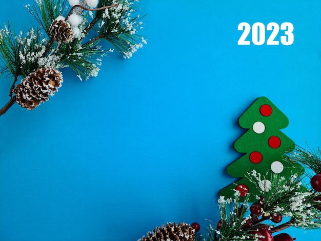 Weihnachtskomposition und Neujahr 2023 Konzept Schöne Weihnachtsdekorationen auf blauem Hintergrund