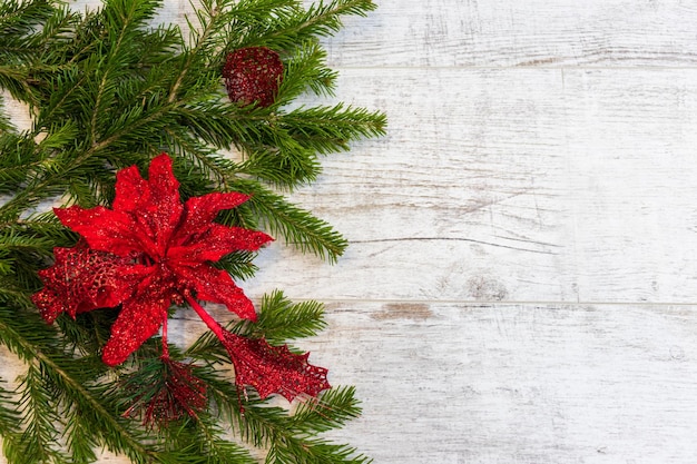 Weihnachtskomposition Weihnachtsbaumschmuck Tannenzweige auf weißem Holzhintergrund flach l ...