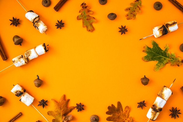 Weihnachtskomposition. Zimt-Marshmallow-Blätter und Anis auf gelbem Hintergrund. Herbst Zusammensetzung. Muster aus Herbstsachen. Flach liegen. Verzierung für Erntedank. Herbst-Rahmen mit Textfreiraum.