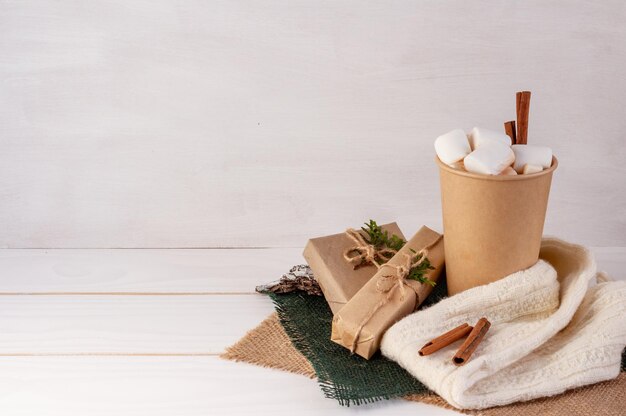 Foto weihnachtskompositionskakao mit marshmallows auf weißem hintergrund, kopierraum