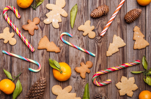 Weihnachtskonfektion auf Holztisch