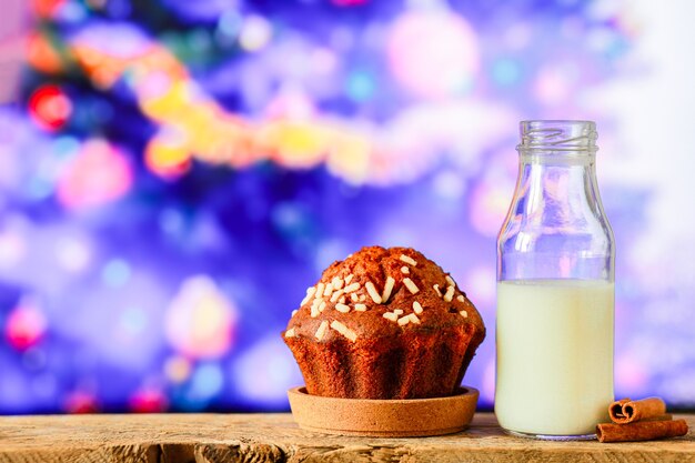 Weihnachtskonzept eine tasse heiße schokolade auf dem hintergrund eines weihnachtsbaums mit lichterkarteneu