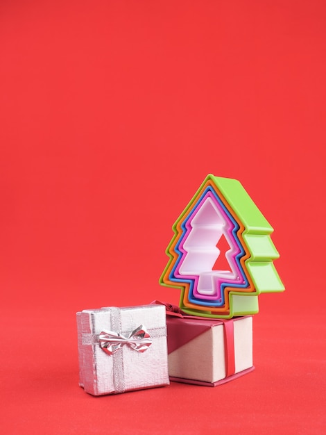 Weihnachtskonzept. Geschenkboxen und ein Weihnachtsbaum aus Kunststoff.