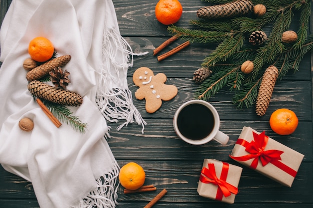 Weihnachtskonzept. Spielzeug und Geschenke auf hölzernen Hintergrund