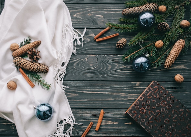 Weihnachtskonzept. Spielzeug und Geschenke auf hölzernen Hintergrund