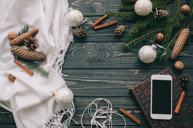 Weihnachtskonzept. Spielzeug und Geschenke auf hölzernen Hintergrund