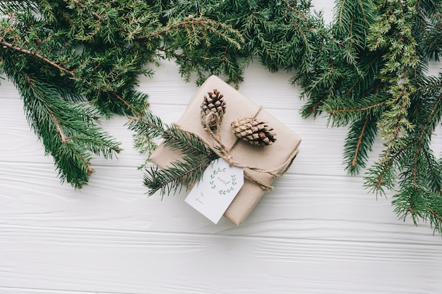 Weihnachtskonzept. Spielzeug und Geschenke auf hölzernen Hintergrund