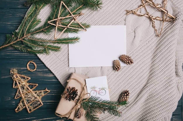 Weihnachtskonzept. Spielzeug und Geschenke auf hölzernen Hintergrund