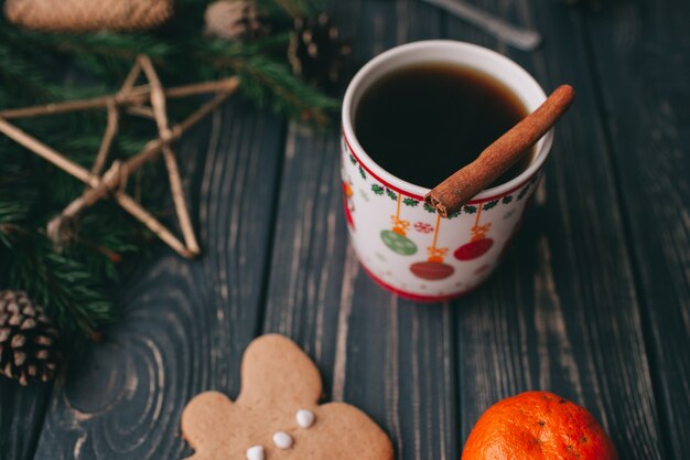 Weihnachtskonzept. Spielzeug und Geschenke auf hölzernen Hintergrund