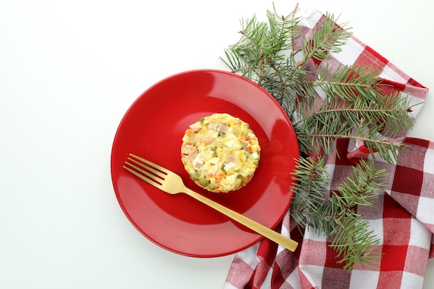 Weihnachtskonzept von leckerem Essen mit Olivier isoliert auf weißem Hintergrund