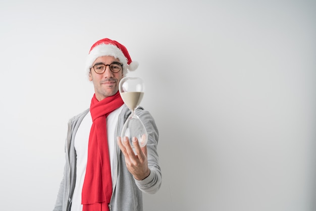 Weihnachtskonzepte - Gestikulieren des jungen Mannes