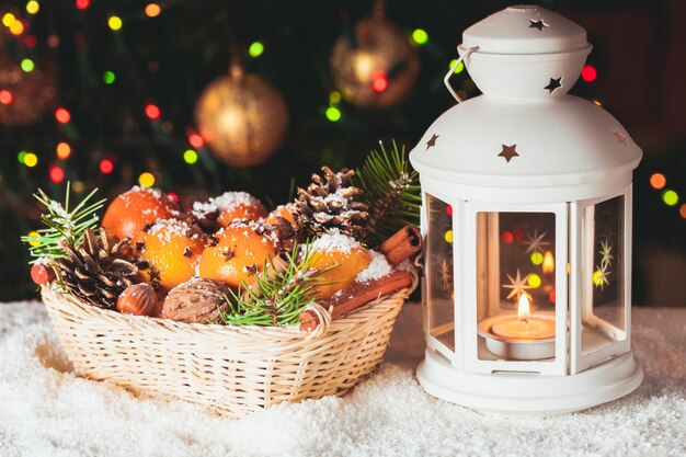 Weihnachtskorb - Tanne, Mandarinen und Gewürze auf dem Schnee