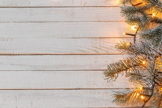Weihnachtskränze auf hölzernem Hintergrund