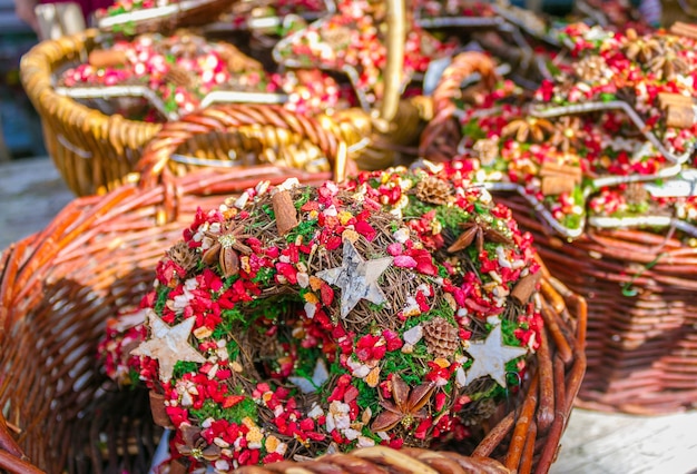 Weihnachtskränze und andere Dekoration auf der Messe in Deutschland