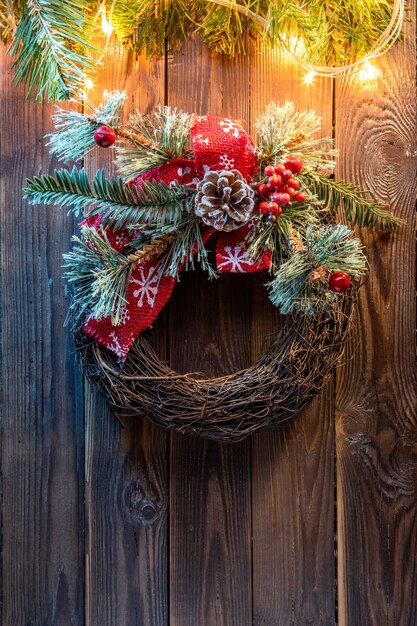 Foto weihnachtskranz an einer rustikalen holztür.