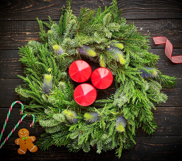 Weihnachtskranz auf dunklem Holzhintergrund