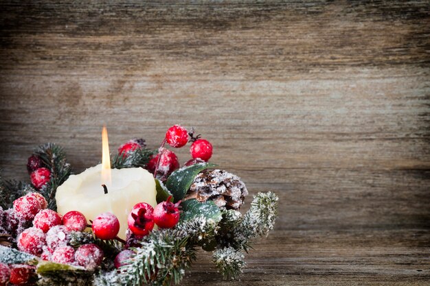 Weihnachtskranz aus roten Beeren, einem Pelzbaum und Zapfen