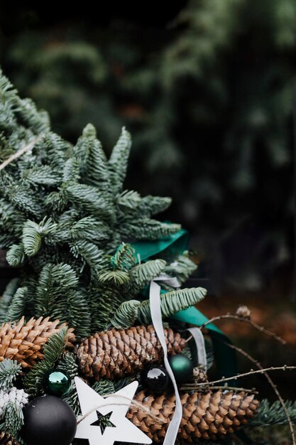 Weihnachtskranz draußen im Hinterhof