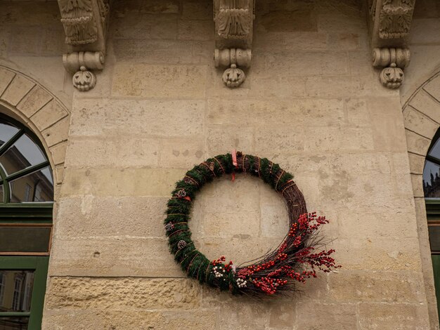 Weihnachtskranz hängt an der Wand