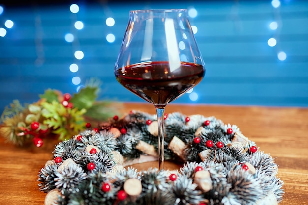 Weihnachtskranz mit Dekoration und Champagner im Weinglas.