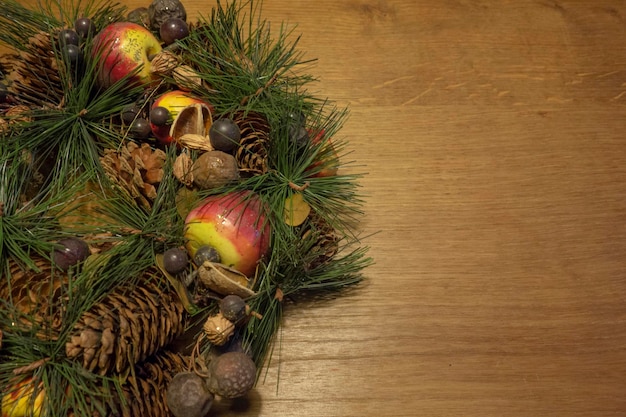 Foto weihnachtskranz mit dekorationen auf einem holztisch