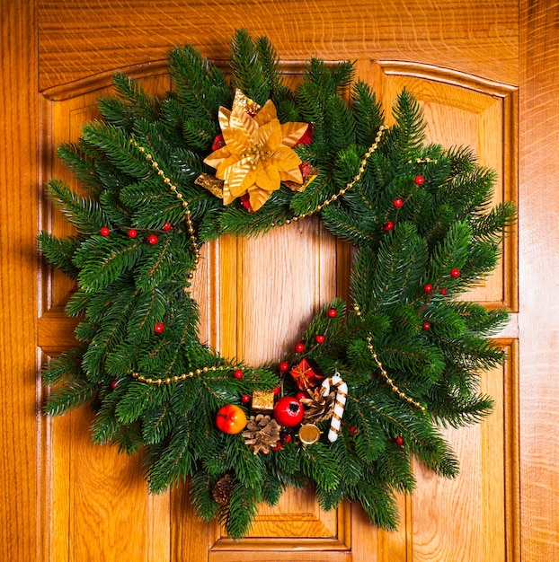 Weihnachtskranz mit roter Socke an der Tür