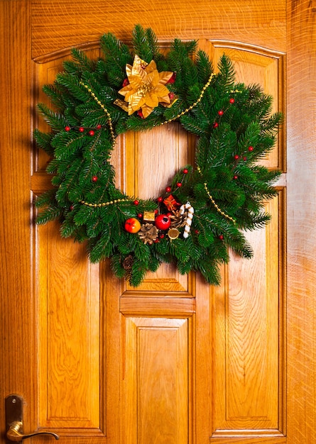 Weihnachtskranz mit roter Socke an der Tür