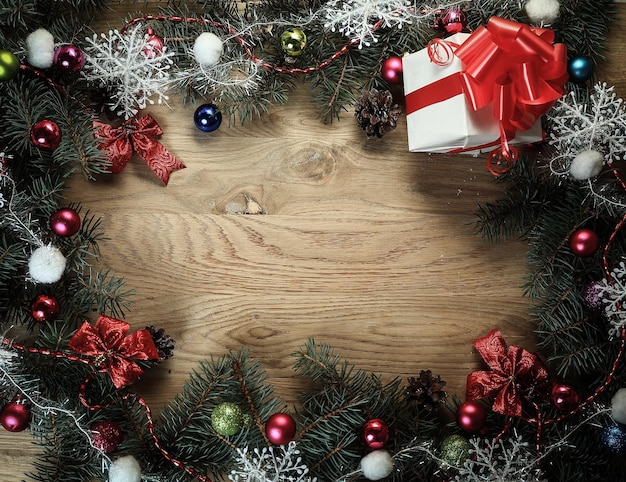 Weihnachtskranz und Geschenk auf Holzhintergrund