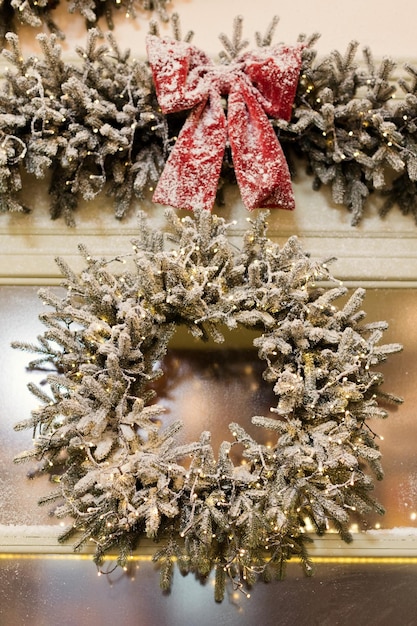 Weihnachtskranz und Girlande auf Vitrine