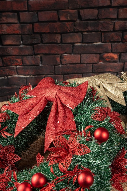 Weihnachtskranz, zwei schöne Weihnachtskränze auf einem Tisch mit rustikalem Hintergrund, selektiver Fokus.