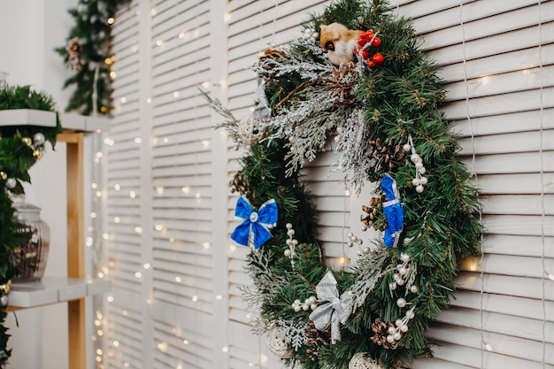 Weihnachtskranznahaufnahme auf einer weißen Wand