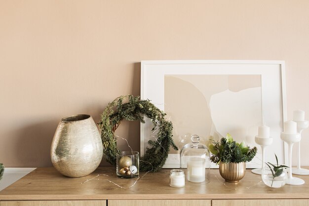Weihnachtskranzrahmen, Kerzen, Rahmen, Tannenzweige, goldene Verzierungen auf Holztisch