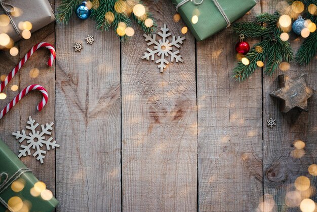 Weihnachtskreativer Rahmen mit Geschenkkisten, Süßigkeiten und Kiefernzweigen