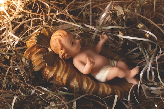 Weihnachtskrippe. Baby-Jesus-Figur isoliert. traditionelle Weihnachtsszene.