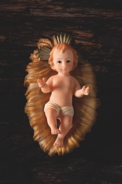 Weihnachtskrippe. Baby-Jesus-Figur isoliert. traditionelle Weihnachtsszene.