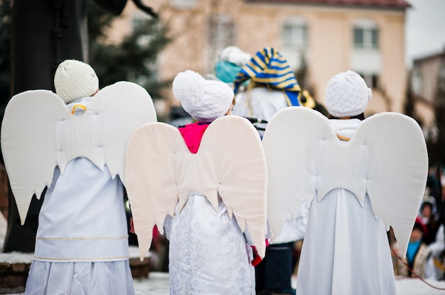 Weihnachtskrippenparade von Kindern am Wintertag.