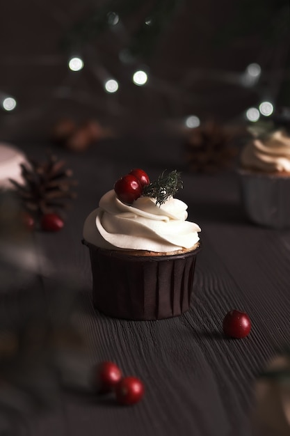 Weihnachtskuchen auf hölzernem Hintergrund mit Neujahrsgirlanden.