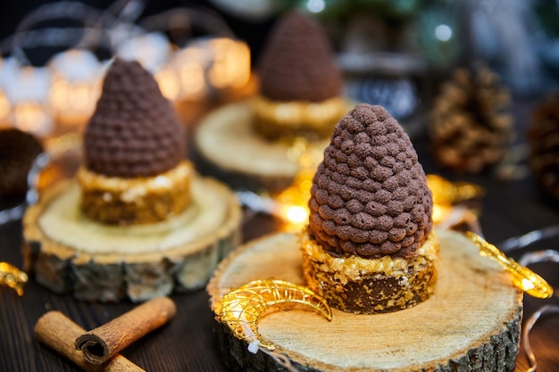 Weihnachtskuchen in Form von Tannenzapfen aus Schokoladentörtchen und Mousse