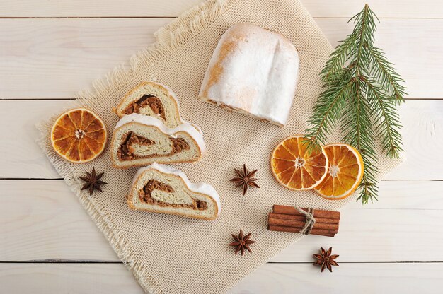 Weihnachtskuchen in Stücke geschnitten, getrocknete Orangen