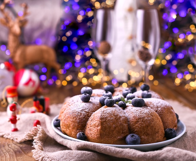 Weihnachtskuchen mit Beeren und Puderzucker