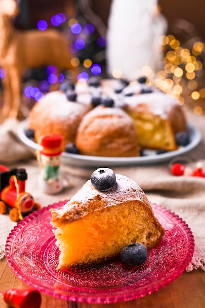 Weihnachtskuchen mit Beeren und Puderzucker